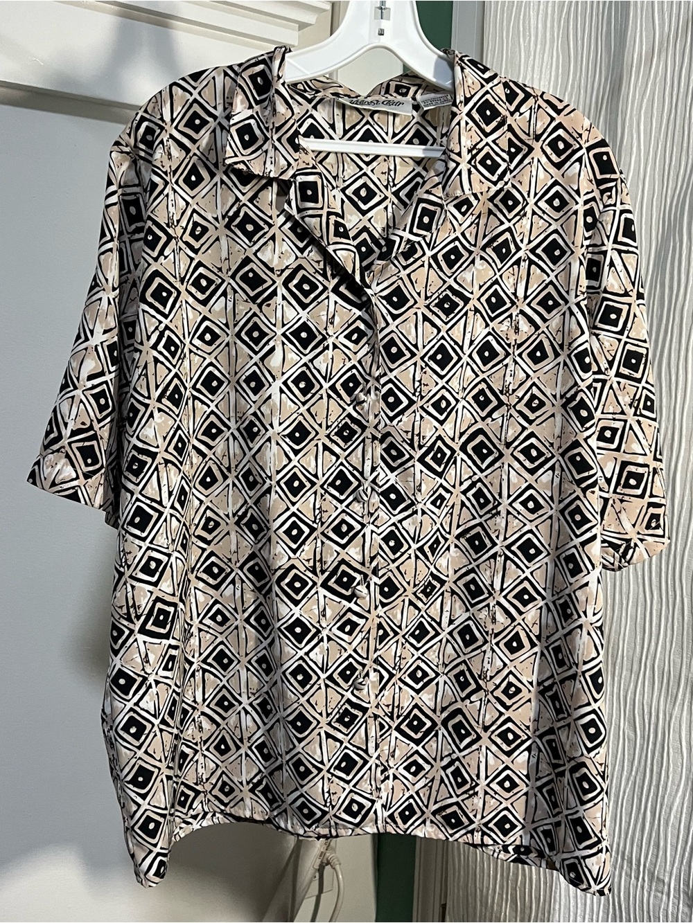 Yves St. Clair Black and Beige Geometric Short-Sleeve Button-Down Shirt